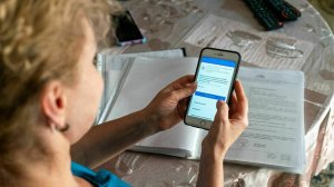 Новая схема обмана российских пенсионеров: мошенники предлагают «пересчитать трудовой стаж»