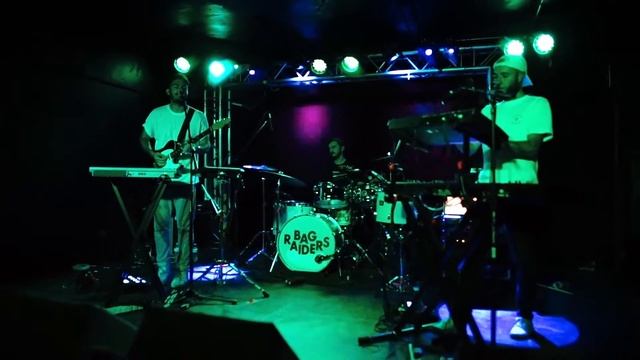 Shooting Stars - Bag Raiders смотреть онлайн