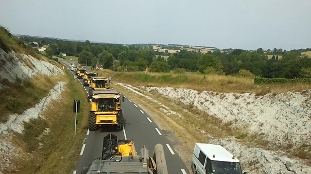 passage sous chalet en convoi de 12 moissonneuses batteuse смотреть онлайн