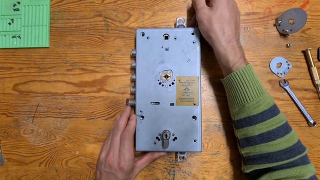 Mul-t-Lock Omega Plus teardown (no picking) смотреть онлайн