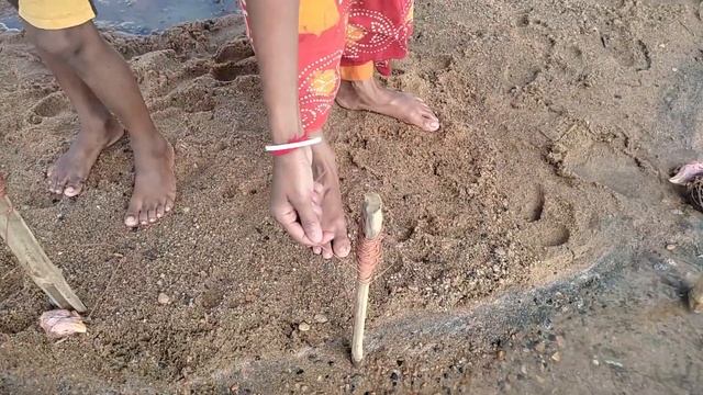 See How the Smart Girl Caught The Fish With The Head Of The Chicken 🐠🐠🐟 || Amazing Fishing Video смотреть онлайн