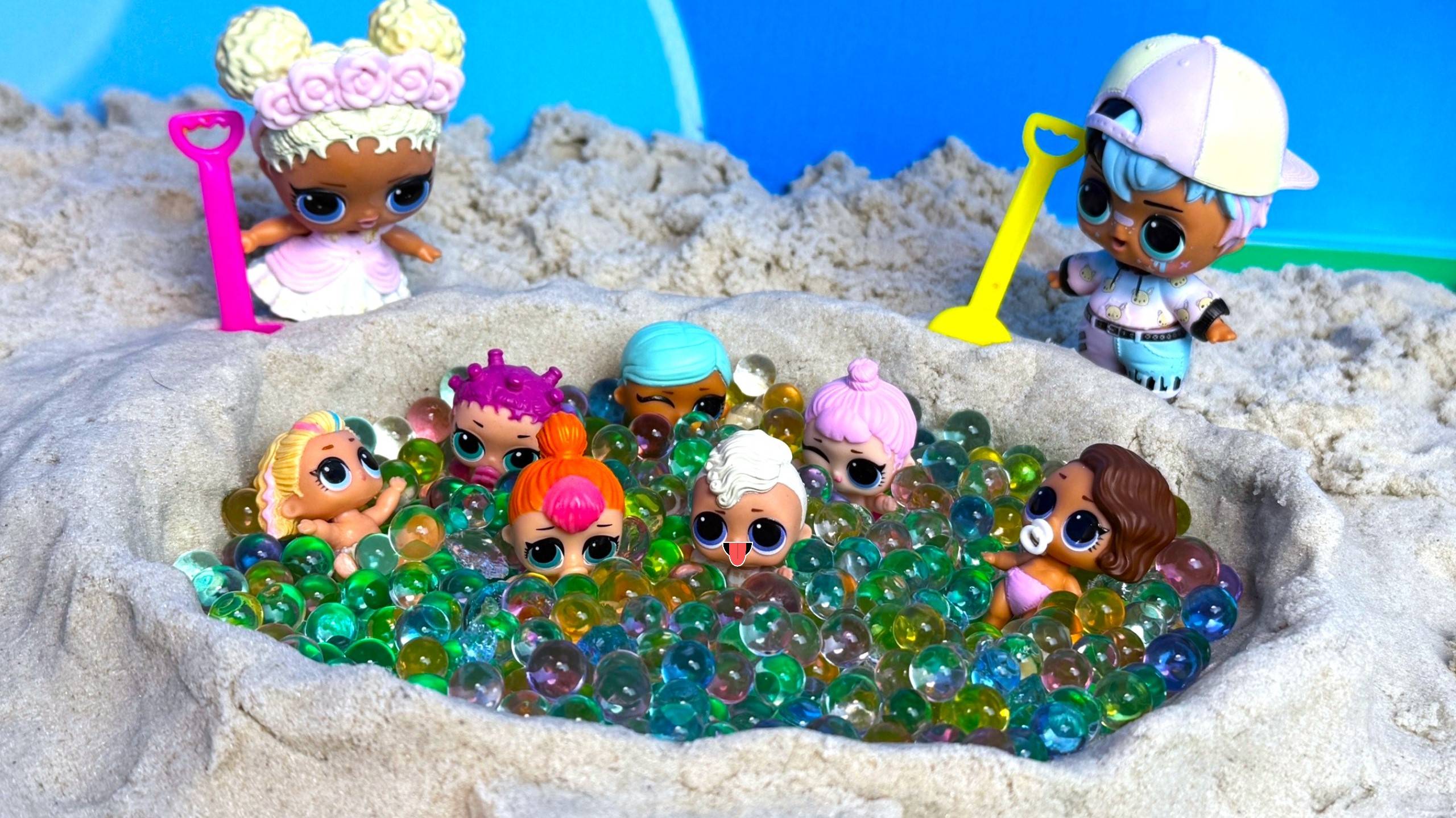 ПОСТРОИЛИ БАССЕЙН ИЗ ПЕСКА💦 С шариками ОРБИЗ ПУПСИКИ КУКЛЫ ЛОЛ в детском садике мультики ДАРИНЕЛКА смотреть онлайн
