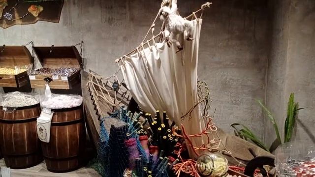 Пиратмармелад в Афимолл сити, продавщица прячется от камеры😁 смотреть онлайн