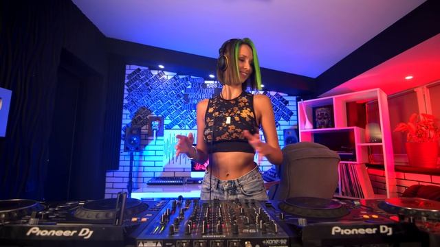 Miss Monique - MiMo Weekly Podcast 031 [Progressive House⧸ Melodic Techno DJ Mix] 4K смотреть онлайн