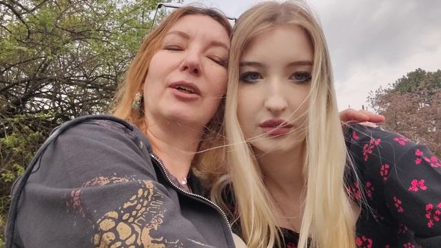 ГУЛЯЕМ В ПАРКЕ 🌳 СИДИМ ВМЕСТЕ И БОЛТАЕМ 🥹 Разговорное видео