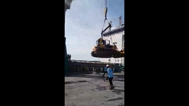LOADING & UNLOADING OF HEAVY EQUIPMENT @ PORT смотреть онлайн