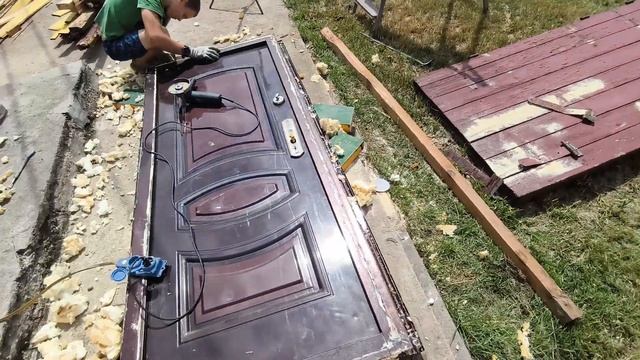 разворотили дом. стройка установка двери, стены., смотреть онлайн