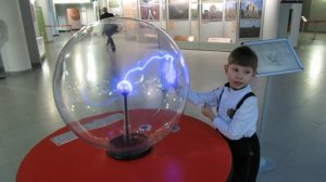Шар с молниями. Москва, планетарий. Lightning ball.