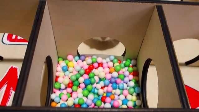 Ловкий Хомяк Гепардик в большом лабиринте из дерева. смотреть онлайн