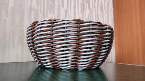 двухцветное кашпо из ротанга