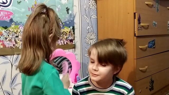 Милана и Никита играют в салон красоты Никита не ожидал такую прическу! смотреть онлайн