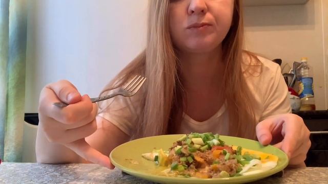 МУКБАНГ Готовлю вместе с вами и ем| ЯИЧНИЦА С ТУНЦОМ И ОВОЩАМИ🍳🍅🌶 смотреть онлайн