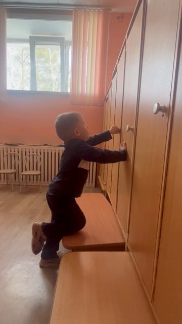 Володя в раздевалке детского сада. Володе 3,8 смотреть онлайн