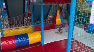 MissMary Маша на батуте и в лабиринте. #детскийканал #лабиринт #батут #батуты #видеодлядетей