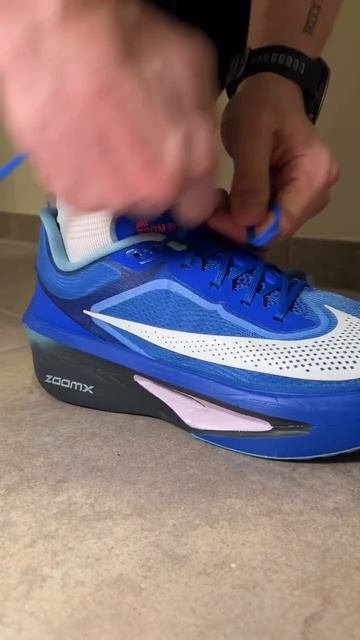 Спортивная модель ⚡️Nike Zoom Fly 6⚪️🔵 смотреть онлайн