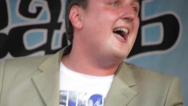 За женщин всех_парень поет супер