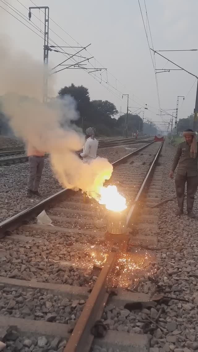 🔥 Процесс термитной сварки для соединения железнодорожных рельсов в Индии