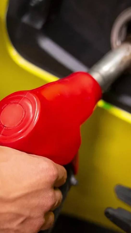 С такими ценами на бензин скоро придётся выбирать: заправить машину или поесть самому. смотреть онлайн