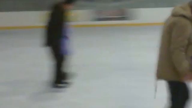 Впервые на коньках.Умора.