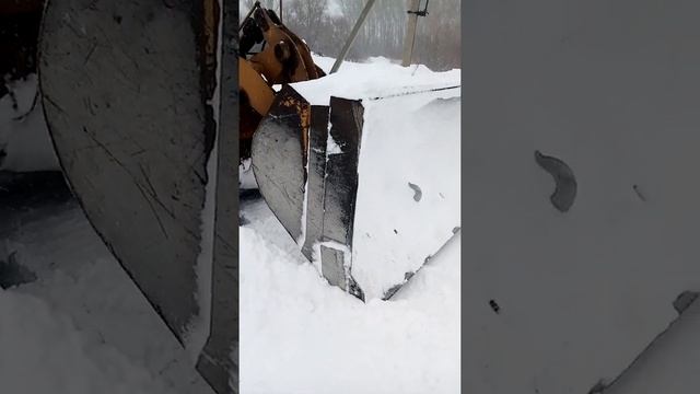 Погрузчик ZL30E чистим снег(это мощь!!!) смотреть онлайн