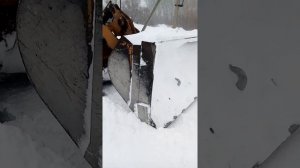 Погрузчик ZL30E чистим снег(это мощь!!!)