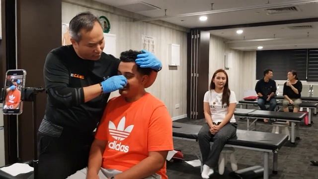 Master Chris Leong Tit Tar 跌打 Nose injury - He from USA He came to CLM in Mid Valley Malaysia смотреть онлайн