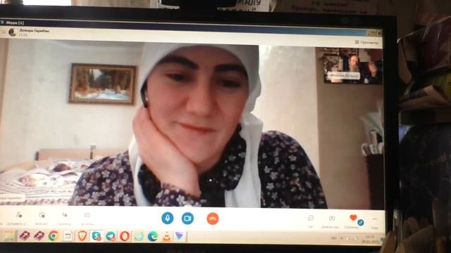 Девора с улыбкой на встрече