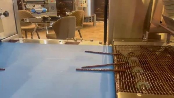 Покрытие шоколадной глазурью соломки на глазировочной линии ZETA от компании DitoGroup