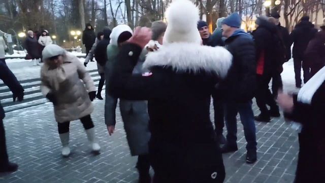 "Давай забудем"...на танцполе в Гомельском парке...14.01.2023года. смотреть онлайн