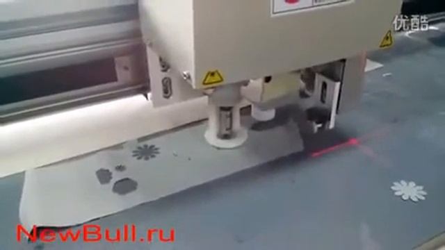 Планшетный режущий плоттер DCZ в процессе раскроя кожи по шаблону на раскроечном столе, режущий пло