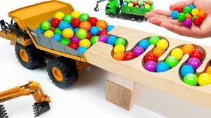 Видео для детей. Скатываем разноцветные шарики в большие игрушечные машинки. Детям