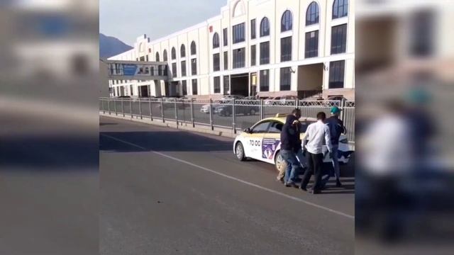 Парвиз ТВ / Як ҷавонро Ронандаи Такси бо мошинаш задааст.. смотреть онлайн