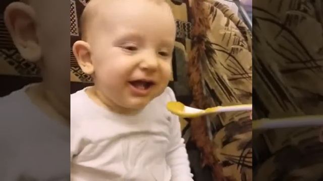 Ребенок кушает.The baby eats смотреть онлайн