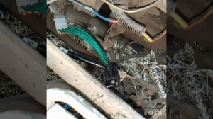 Замена фишки датчика коленвала Шевроле Ланос со стороны подкапотной косы двигателя.mp4