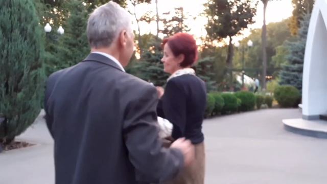 А МОРЕ В ТВОИХ ЛАДОНЯХ ПРОСТО ВОДА!👍🕺💃/ТАНЦЫ В ПАРКЕ ГОРЬКОГО ХАРЬКОВ СЕНТЯБРЬ 2021 смотреть онлайн