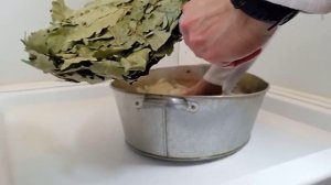 КАК ПРАВИЛЬНО ЗАПАРИВАТЬ ДУБОВЫЙ ВЕНИК ДЛЯ БАНИ | В КАКОЙ ВОДЕ НУЖНО ЗАПАРИВАТЬ ВЕНИК ДЛЯ БАНИ.