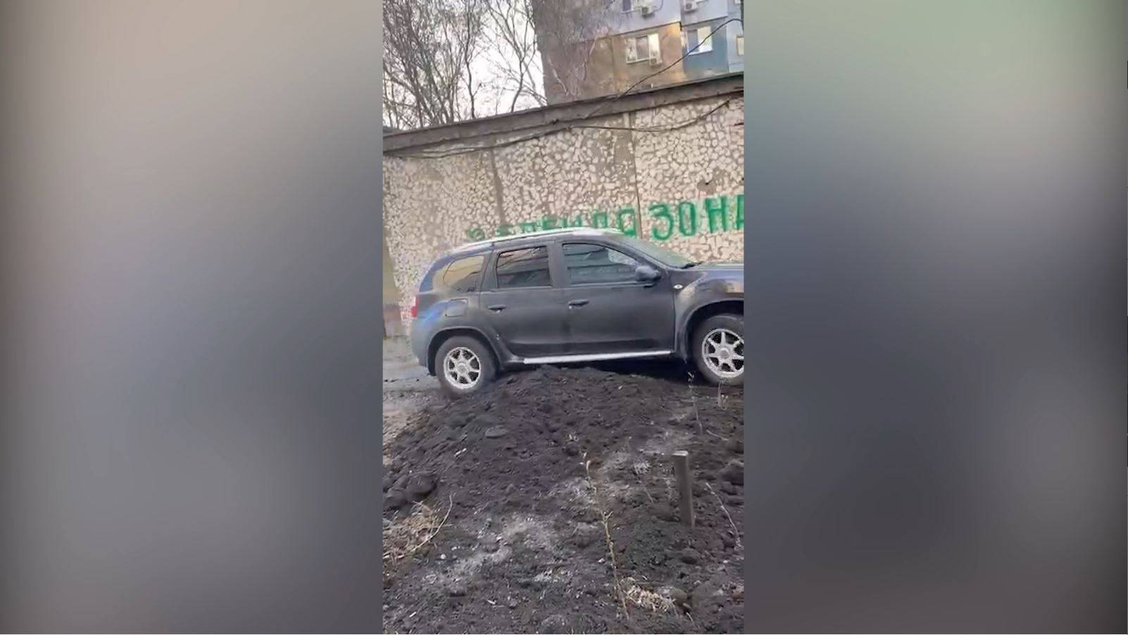 В созданной жителями Саратова зеленой зоне припарковали внедорожник смотреть онлайн