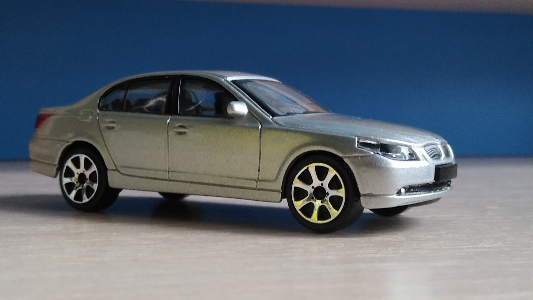 обзор на модельку машинку BMW 545i