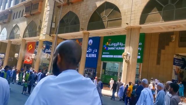 Where to Find Free Food Near to KAABA🥀🕋🌹Makkah( حرم پاک کے نزدیک فری میں کھانا کھاں سے ملتا ہے) смотреть онлайн