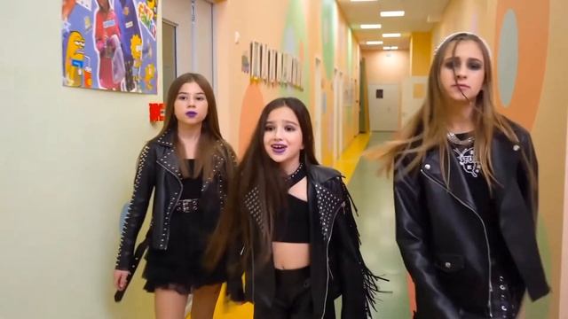 Стеликс Смотрит СЕСТРА КАМИЛЯ СТАЛА ПЛОХОЙ И ДЕРЗКОЙ! ВЕСЬ КАМПУС БОИТСЯ! смотреть онлайн