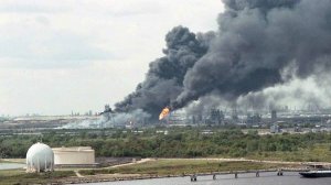 Взрыв облака этилена, вырвавшегося из реактора, на заводе в США