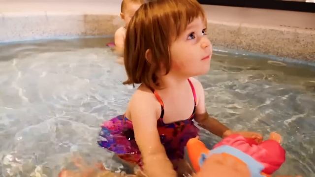 Bianca Und Ihre Puppen Im Schwimmbad. Kinder Video Mit Baby Born. Ich Heiße Bianca