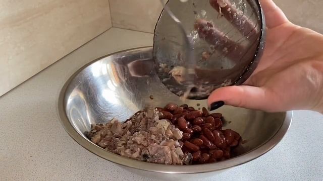 Салат с фасолью и рыбной консервой