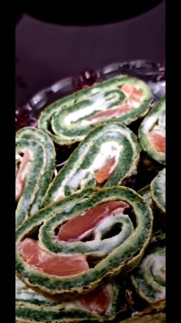 рулет со шпината с твороженном сыром и красной рыбкой🥰 смотреть онлайн