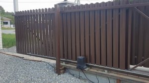 Откатные ворота с неровным верхом. Решение по установке.