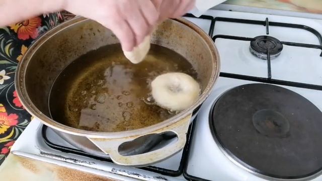 Пончики к чаю, на скорую руку. Пончики и луковые палочки без заморочек. смотреть онлайн