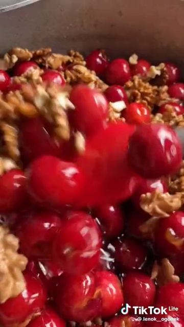 Варенье из черешни с орехами.