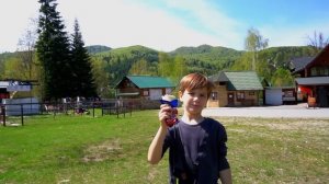 Марк ищет пропавшие большие и маленькие автомобили.