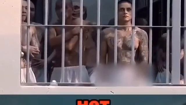 Как и где держат заключённых в самой криминальной стране Сальвадор?! смотреть онлайн