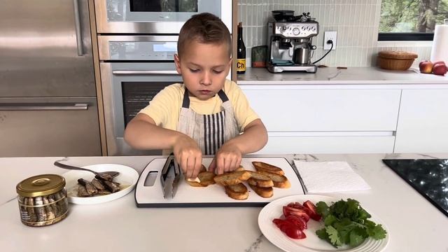 Teaching kids how to make sprat appetizers (бутерброды со шпротами). смотреть онлайн